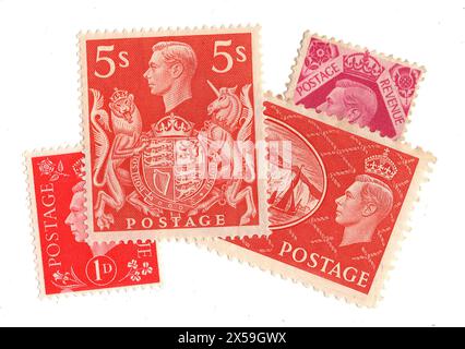 Eine Montage von roten minzfarbenen King George VI Briefmarken aus Großbritannien auf weißem Hintergrund. Stockfoto