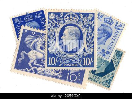 Eine Montage von blauen mintfarbenen King George VI Briefmarken aus Großbritannien auf weißem Hintergrund. Stockfoto