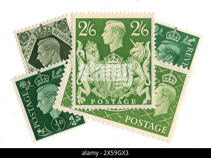Eine Montage von grünen Münzpostmarken von King George VI aus Großbritannien auf weißem Hintergrund. Stockfoto