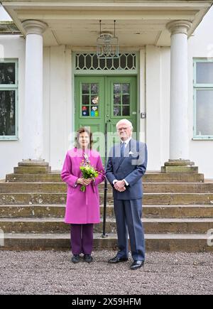 Borgholm, Schweden. Mai 2024. Königin Silvia und König Carl XVI. Gustaf von Schweden beim 100-jährigen Jubiläum von Königin Victoria's Sanatorium (Drottning Victorias Hotell och Vilohem) in Borgholm, Schweden, am 8. Mai 0224. Foto: Jonas Ekströmer/TT/Code 10030 Credit: TT News Agency/Alamy Live News Stockfoto