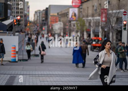 Leute, die auf dem Place des Arts in montreal unterwegs sind Stockfoto