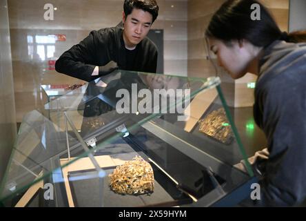 (240508) -- TIANJIN, 8. Mai 2024 (Xinhua) -- Ma Sai (L) und seine Freundin Min Fangping arrangieren filigrane Mosaikkunstwerke, bevor sie am 19. März 2024 im Wuqing Museum in Tianjin (Nordchina) eine Show zum Thema Ma's Filigree Mosaic Art veranstalten. MA's filigrane Mosaic Art, ein immaterielles Kulturerbe der Stadt in Tianjin, zog die Aufmerksamkeit des ganzen Landes auf sich, als ein damit hergestelltes Accessoire während der Frühlingsfestgala des Jahres des Drachen, die vom chinesischen Zentralfernsehen inszeniert wurde, auf den Kopf einer chinesischen Schauspielerin erschien. auch CCTV genannt. Filigrane Mosaikkunst, erstmals in der Frühlings- und Herbstperi zu sehen Stockfoto