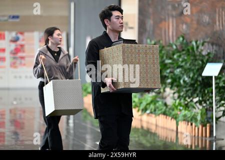 (240508) -- TIANJIN, 8. Mai 2024 (Xinhua) -- Ma Sai (R) und seine Freundin Min Fangping tragen filigrane Mosaikkunstwerke, bevor sie am 19. März 2024 im Wuqing Museum in Tianjin, Nordchina, zeigen. MA's filigrane Mosaic Art, ein immaterielles Kulturerbe der Stadt in Tianjin, zog die Aufmerksamkeit des ganzen Landes auf sich, als ein damit hergestelltes Accessoire während der Frühlingsfestgala des Jahres des Drachen, die vom chinesischen Zentralfernsehen inszeniert wurde, auf den Kopf einer chinesischen Schauspielerin erschien. auch CCTV genannt. Filigrane Mosaikkunst, erstmals in der Frühlings- und Herbstzeit Stockfoto