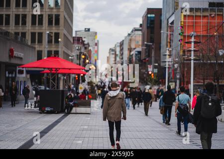 Urbane Szene am Place des Arts montreal People Walking Stockfoto