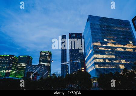 Gebäude in der Innenstadt - Wolkenkratzer und Wohnungstürme Stockfoto