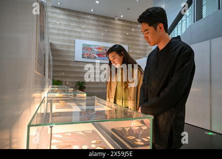 (240508) -- TIANJIN, 8. Mai 2024 (Xinhua) -- Ma Sai (R) und seine Freundin Min Fangping sehen filigrane Mosaikkunstwerke, die sie im Wuqing Museum in Tianjin, Nordchina, am 23. März 2024 gezeigt haben. MA's filigrane Mosaic Art, ein immaterielles Kulturerbe der Stadt in Tianjin, zog die Aufmerksamkeit des ganzen Landes auf sich, als ein damit hergestelltes Accessoire während der Frühlingsfestgala des Jahres des Drachen, die vom chinesischen Zentralfernsehen inszeniert wurde, auf den Kopf einer chinesischen Schauspielerin erschien. auch CCTV genannt. Filigrane Mosaikkunst, erstmals in der Frühlings- und Herbstzeit (770 v. Chr. -476 v. Chr.), begrüßt Stockfoto