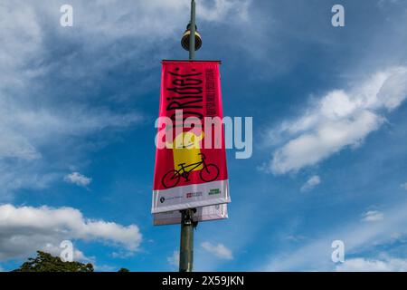 toride Event, Poster mit den Farben des rosa Trikots, Veranstaltung für Radfahrer und die Stadt am Tag des Starts des Giro d'Italia. T Stockfoto