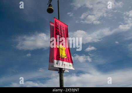 toride Event, Poster mit den Farben des rosa Trikots, Veranstaltung für Radfahrer und die Stadt am Tag des Starts des Giro d'Italia. T Stockfoto