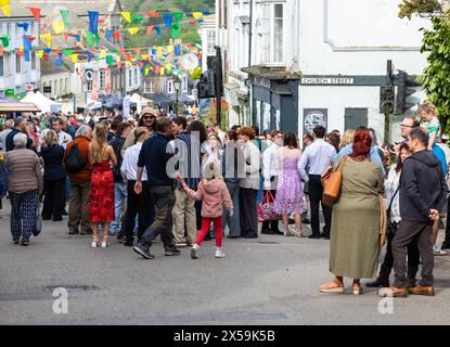 Helston, Cornwall, 8. Mai 2024, Flora Day, ein altes Frühlingsfest, fand heute in Helston, Cornwall, statt. Sie feiert das Ende des Winters und markiert den Frühlingsbeginn. Tausende von Menschen säumen die Straßen und beobachten die erstaunlichen Tänze, die um 7:00 Uhr begannen. Im ersten Tanz tanzen Paare durch die Straßen und betreten ausgewählte Häuser. Hal an Tow erzählt später die Geschichte von Helston. Quelle: Keith Larby/Alamy Live News Stockfoto