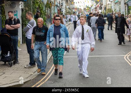 Helston, Cornwall, 8. Mai 2024, Flora Day, ein altes Frühlingsfest, fand heute in Helston, Cornwall, statt. Sie feiert das Ende des Winters und markiert den Frühlingsbeginn. Tausende von Menschen säumen die Straßen und beobachten die erstaunlichen Tänze, die um 7:00 Uhr begannen. Im ersten Tanz tanzen Paare durch die Straßen und betreten ausgewählte Häuser. Hal an Tow erzählt später die Geschichte von Helston. Quelle: Keith Larby/Alamy Live News Stockfoto