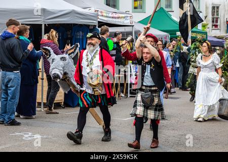 Helston, Cornwall, 8. Mai 2024, Flora Day, ein altes Frühlingsfest, fand heute in Helston, Cornwall, statt. Sie feiert das Ende des Winters und markiert den Frühlingsbeginn. Tausende von Menschen säumen die Straßen und beobachten die erstaunlichen Tänze, die um 7:00 Uhr begannen. Im ersten Tanz tanzen Paare durch die Straßen und betreten ausgewählte Häuser. Hal an Tow erzählt später die Geschichte von Helston. Quelle: Keith Larby/Alamy Live News Stockfoto