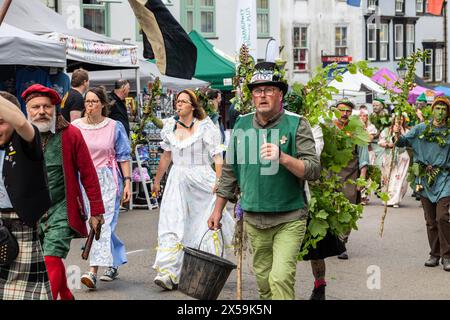 Helston, Cornwall, 8. Mai 2024, Flora Day, ein altes Frühlingsfest, fand heute in Helston, Cornwall, statt. Sie feiert das Ende des Winters und markiert den Frühlingsbeginn. Tausende von Menschen säumen die Straßen und beobachten die erstaunlichen Tänze, die um 7:00 Uhr begannen. Im ersten Tanz tanzen Paare durch die Straßen und betreten ausgewählte Häuser. Hal an Tow erzählt später die Geschichte von Helston. Quelle: Keith Larby/Alamy Live News Stockfoto