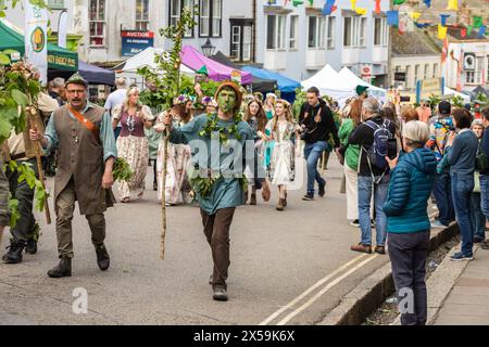 Helston, Cornwall, 8. Mai 2024, Flora Day, ein altes Frühlingsfest, fand heute in Helston, Cornwall, statt. Sie feiert das Ende des Winters und markiert den Frühlingsbeginn. Tausende von Menschen säumen die Straßen und beobachten die erstaunlichen Tänze, die um 7:00 Uhr begannen. Im ersten Tanz tanzen Paare durch die Straßen und betreten ausgewählte Häuser. Hal an Tow erzählt später die Geschichte von Helston. Quelle: Keith Larby/Alamy Live News Stockfoto