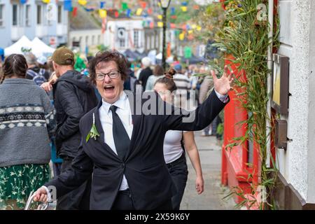 Helston, Cornwall, 8. Mai 2024, Flora Day, ein altes Frühlingsfest, fand heute in Helston, Cornwall, statt. Sie feiert das Ende des Winters und markiert den Frühlingsbeginn. Tausende von Menschen säumen die Straßen und beobachten die erstaunlichen Tänze, die um 7:00 Uhr begannen. Im ersten Tanz tanzen Paare durch die Straßen und betreten ausgewählte Häuser. Hal an Tow erzählt später die Geschichte von Helston. Quelle: Keith Larby/Alamy Live News Stockfoto