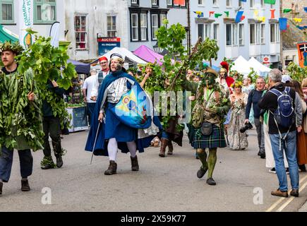 Helston, Cornwall, 8. Mai 2024, Flora Day, ein altes Frühlingsfest, fand heute in Helston, Cornwall, statt. Sie feiert das Ende des Winters und markiert den Frühlingsbeginn. Tausende von Menschen säumen die Straßen und beobachten die erstaunlichen Tänze, die um 7:00 Uhr begannen. Im ersten Tanz tanzen Paare durch die Straßen und betreten ausgewählte Häuser. Hal an Tow erzählt später die Geschichte von Helston. Quelle: Keith Larby/Alamy Live News Stockfoto