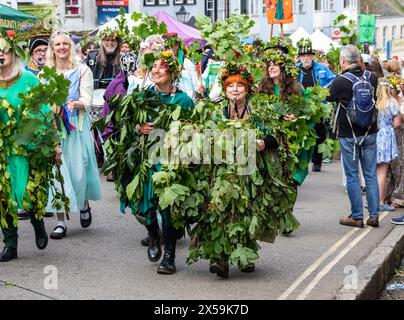 Helston, Cornwall, 8. Mai 2024, Flora Day, ein altes Frühlingsfest, fand heute in Helston, Cornwall, statt. Sie feiert das Ende des Winters und markiert den Frühlingsbeginn. Tausende von Menschen säumen die Straßen und beobachten die erstaunlichen Tänze, die um 7:00 Uhr begannen. Im ersten Tanz tanzen Paare durch die Straßen und betreten ausgewählte Häuser. Hal an Tow erzählt später die Geschichte von Helston. Quelle: Keith Larby/Alamy Live News Stockfoto