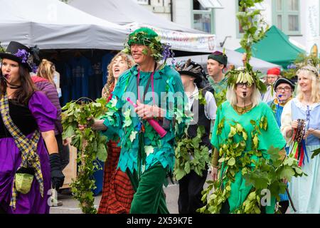 Helston, Cornwall, 8. Mai 2024, Flora Day, ein altes Frühlingsfest, fand heute in Helston, Cornwall, statt. Sie feiert das Ende des Winters und markiert den Frühlingsbeginn. Tausende von Menschen säumen die Straßen und beobachten die erstaunlichen Tänze, die um 7:00 Uhr begannen. Im ersten Tanz tanzen Paare durch die Straßen und betreten ausgewählte Häuser. Hal an Tow erzählt später die Geschichte von Helston. Quelle: Keith Larby/Alamy Live News Stockfoto