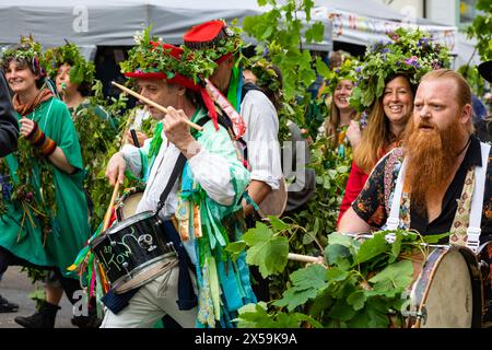 Helston, Cornwall, 8. Mai 2024, Flora Day, ein altes Frühlingsfest, fand heute in Helston, Cornwall, statt. Sie feiert das Ende des Winters und markiert den Frühlingsbeginn. Tausende von Menschen säumen die Straßen und beobachten die erstaunlichen Tänze, die um 7:00 Uhr begannen. Im ersten Tanz tanzen Paare durch die Straßen und betreten ausgewählte Häuser. Hal an Tow erzählt später die Geschichte von Helston. Quelle: Keith Larby/Alamy Live News Stockfoto