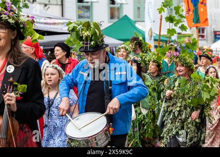 Helston, Cornwall, 8. Mai 2024, Flora Day, ein altes Frühlingsfest, fand heute in Helston, Cornwall, statt. Sie feiert das Ende des Winters und markiert den Frühlingsbeginn. Tausende von Menschen säumen die Straßen und beobachten die erstaunlichen Tänze, die um 7:00 Uhr begannen. Im ersten Tanz tanzen Paare durch die Straßen und betreten ausgewählte Häuser. Hal an Tow erzählt später die Geschichte von Helston. Quelle: Keith Larby/Alamy Live News Stockfoto