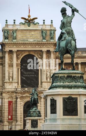 Statuen von Erzherzog Karl von Österreich und Prinz Eugen von Savoyen vor der Hofburg vom Heldenplatz aus gesehen. Österreich Stockfoto