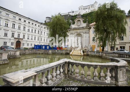 Kapitelschwemme, Achtzehntjahrhundert Pferd-Trog im Kapitel-Platz mit Hohensalzburg auf der Oberseite, Salzburg. Österreich Stockfoto