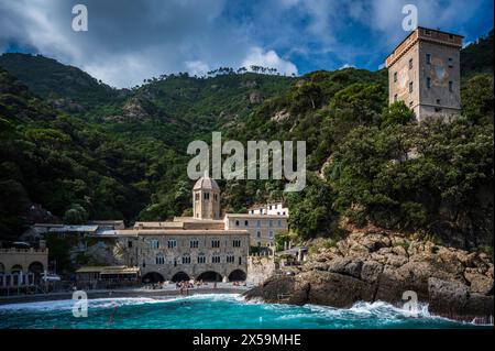 Magie von Ligurien. Zeitlose Bilder. Antike Abtei von San Fruttuoso, Bucht und historisches Gebäude, das von der FAI bewacht wird. Italienischer Umweltfonds. Stockfoto