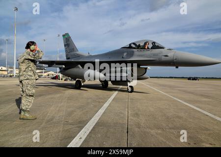 Master Sgt. Stacie Dice, eine F-16 Mechanikerin mit dem 180. Kampfflügel der Ohio Air National Guard, begrüßt, als sie einen F-16-Kampffalken aus der Luft schickt Stockfoto