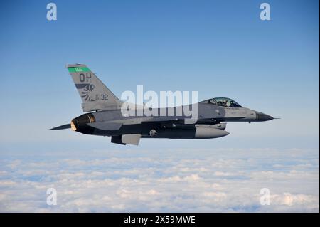 Lieutenant Col. Scott Schaupeter, ein F-16-Pilot mit dem 180th Fighter Wing, Ohio Air National Guard, fliegt einen Air-Air-Einsatz über dem Golf von Mexiko Stockfoto