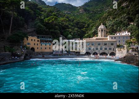 Magie von Ligurien. Zeitlose Bilder. Antike Abtei von San Fruttuoso, Bucht und historisches Gebäude, das von der FAI bewacht wird. Italienischer Umweltfonds. Stockfoto