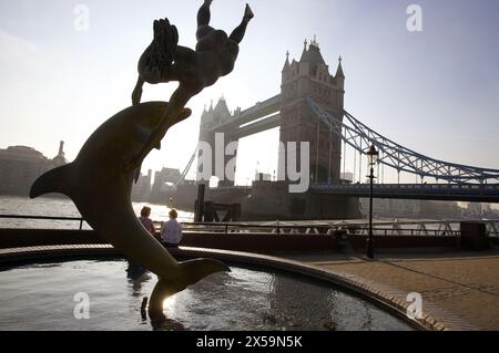 Skulptur „Girl with a Dolphin“ von David Wynne, Tower Bridge, London. England, Großbritannien Stockfoto