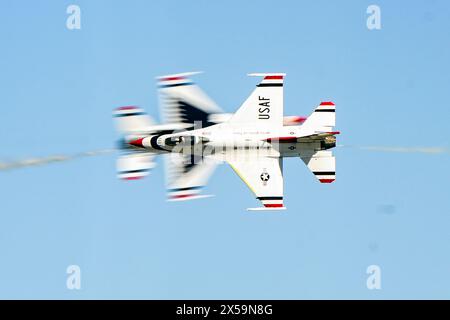 Zwei U S Air Force Thunderbirds F-16 Fighting Falcons führen eine Luftdemonstration während der Thunder over South Georgia Air Show, 29. Okt. 2017 um durch Stockfoto