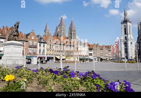 Die Grand Place mit der Statue von Christine de Lalaing auf der linken Seite. Tournai. Hennegau, Belgien Stockfoto