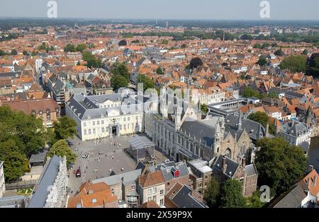 Die tadhuis' (Rathaus) und Brugse Vrije Palace in Burgplatz aus dem Glockenturm. Brugge. Flandern, Belgien Stockfoto