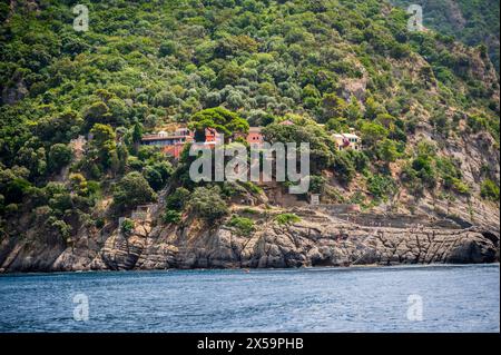 Magie von Ligurien. Zeitlose Bilder. Antike Abtei von San Fruttuoso, Bucht und historisches Gebäude, das von der FAI bewacht wird. Italienischer Umweltfonds. Stockfoto