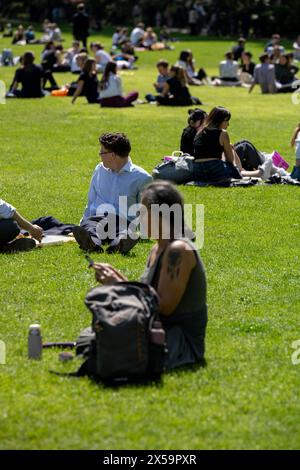 London, Großbritannien. Mai 2024. Mitarbeiter und Touristen des britischen Wetterbüros genießen die Mai-Sonne in Victoria Tower Gardens London UK Credit: Ian Davidson/Alamy Live News Stockfoto