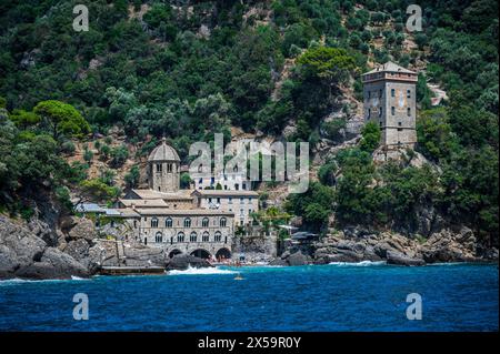 Magie von Ligurien. Zeitlose Bilder. Antike Abtei von San Fruttuoso, Bucht und historisches Gebäude, das von der FAI bewacht wird. Italienischer Umweltfonds. Stockfoto