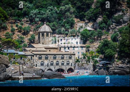 Magie von Ligurien. Zeitlose Bilder. Antike Abtei von San Fruttuoso, Bucht und historisches Gebäude, das von der FAI bewacht wird. Italienischer Umweltfonds. Stockfoto