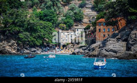 Magie von Ligurien. Zeitlose Bilder. Antike Abtei von San Fruttuoso, Bucht und historisches Gebäude, das von der FAI bewacht wird. Italienischer Umweltfonds. Stockfoto