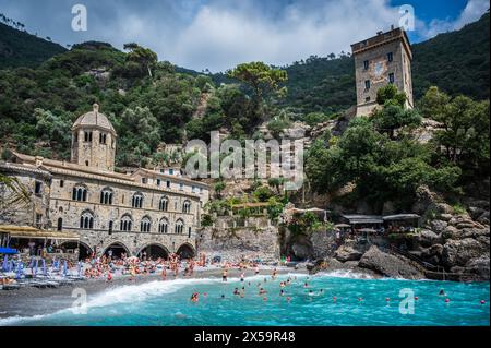 Magie von Ligurien. Zeitlose Bilder. Antike Abtei von San Fruttuoso, Bucht und historisches Gebäude, das von der FAI bewacht wird. Italienischer Umweltfonds. Stockfoto