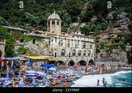 Magie von Ligurien. Zeitlose Bilder. Antike Abtei von San Fruttuoso, Bucht und historisches Gebäude, das von der FAI bewacht wird. Italienischer Umweltfonds. Stockfoto