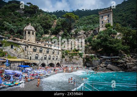 Magie von Ligurien. Zeitlose Bilder. Antike Abtei von San Fruttuoso, Bucht und historisches Gebäude, das von der FAI bewacht wird. Italienischer Umweltfonds. Stockfoto