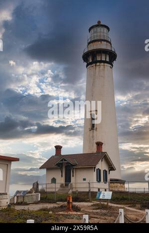 Klassischer weißer Leuchtturm mit rotem Dach an der kalifornischen Küstenlandschaft Stockfoto