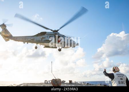 Ein MH-60R Seahawk Hubschrauber, der der Helicopter Maritime Strike Squadron (HSM) 46 zugewiesen ist, führt die Qualifikation für die Landung auf dem Flugdeck von Arlei durch Stockfoto