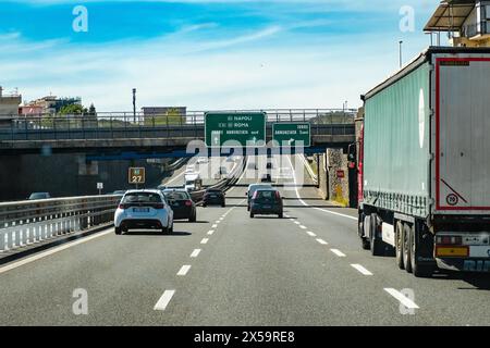 © Arnaud BEINAT/Maxppp. 2024.05.06, Neapel, Italie. Autoroute Reliant Neapel à Rome dans le secteur du Volcan Vésuve. ENGLSH : Autobahn von Roma nach Neapel in der Nähe des Vulkans Vesuv. Quelle: MAXPPP/Alamy Live News Stockfoto