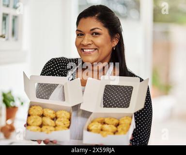 Frau, Porträt oder Küche mit Box für Essen bei Startup, kleine Unternehmen mit Hektik oder Kuchen. Unternehmerin, Einzelhandel oder Werbeaktion in Bäckerei mit Stockfoto