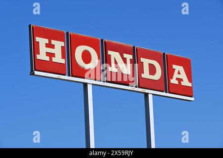 WHITTIER, KALIFORNIEN - 28. April 2024: Honda-Schild vor einem hellblauen Himmel. Stockfoto