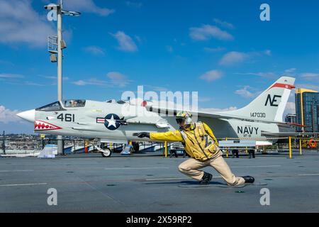 Flugkartenoffizier auf dem Flugdeck der USS Midway, San Diego, Kalifornien Stockfoto