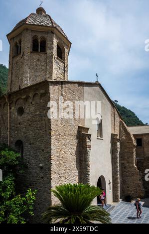 Magie von Ligurien. Zeitlose Bilder. Antike Abtei von San Fruttuoso, Bucht und historisches Gebäude, das von der FAI bewacht wird. Italienischer Umweltfonds. Stockfoto