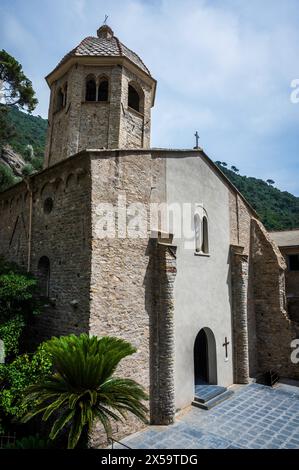 Magie von Ligurien. Zeitlose Bilder. Antike Abtei von San Fruttuoso, Bucht und historisches Gebäude, das von der FAI bewacht wird. Italienischer Umweltfonds. Stockfoto