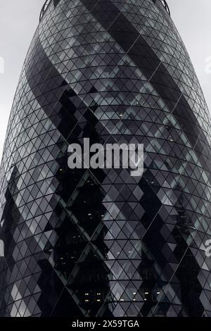 Nahaufnahme des Gherkin Building, 30 St Mary Axe, London, Großbritannien. Stockfoto